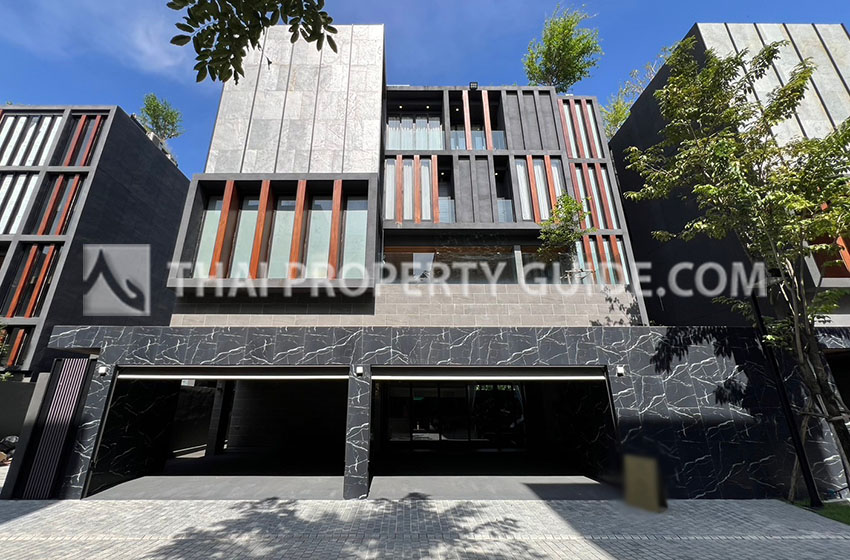 House with Private Pool in Srinakarin 